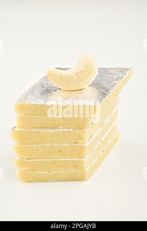 Primo piano di kaju katli barfi isolato su sfondo bianco Foto Stock