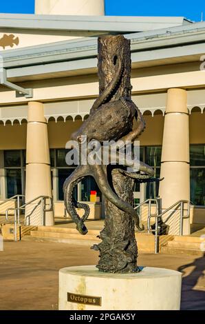 Una scultura di polpo si erge di fronte all'Alabama Welcome Center, il 20 marzo 2023, a Grand Bay, Alabama. Foto Stock