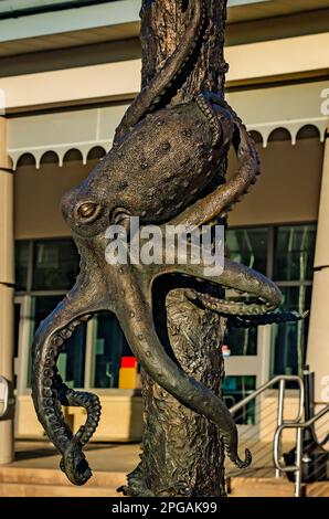 Una scultura di polpo si erge di fronte all'Alabama Welcome Center, il 20 marzo 2023, a Grand Bay, Alabama. Foto Stock