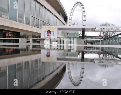 MOSTRA SULLA SOUTHBANK DI LONDRA PER IL 50TH° ANNIVERSARIO DELL'ALBUM ALADDIN SANE DI DAVID BOWIE, COMPLETO DI FOTO DI COPERTINA. Foto Stock