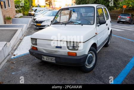 Foat 126 auto classica parcheggiata sulla strada di Peschiera del Garda, sulle rive del Lago di Garda Foto Stock