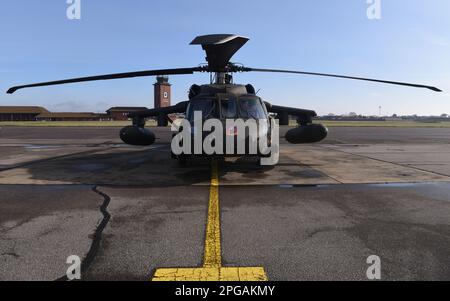 NEGLI STATI UNITI Army UH-60m Black Hawk dal 1st Battaglione, 214th Aviation Regiment (General Support Aviation Battaglione), Weisbaden, Germania, siede sulla linea del volo mentre i suoi manutentori e l'equipaggio lo preparano per il decollo presso Royal Air Force Mildenhall, Inghilterra, 15 marzo 2023. Gli elicotteri si fermavano per il rifornimento e riposavano prima di dirigersi verso la RAF Leeming, Scozia. (STATI UNITI Air Force foto di Karen Abeyasekere) Foto Stock