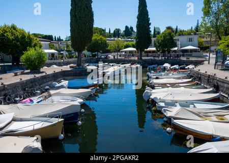 Grazioso porto a Portese sul Lago di Garda Foto Stock