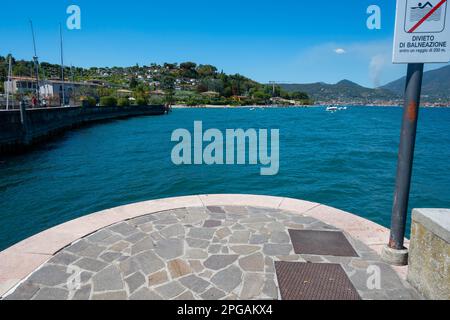 Molo o molo a Portese sul Lago di Garda Foto Stock