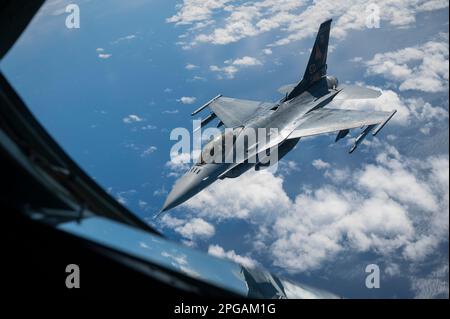 Uno Stratotanker KC-135 del 370th Flight Test Squadron, 413th Flight Test Group, assegnato a Edwards AFB, conduce una missione di rifornimento con F-16s dal 416th Flight Test Squadron, 412th Test Wing al largo della costa della California meridionale, 27 febbraio 2023 (Stati Uniti Foto dell'Aeronautica militare di staff Sgt. Christopher Dyer) Foto Stock