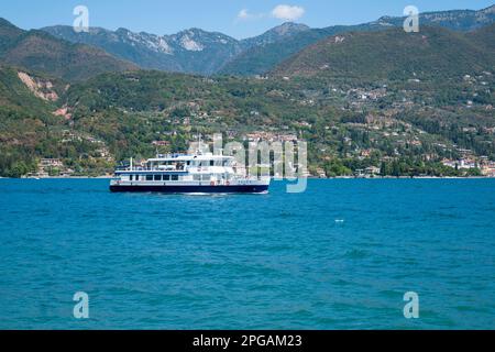 La barca 'Peler' sul Lago di Garda chiama a Portese per ritirare i passeggeri Foto Stock