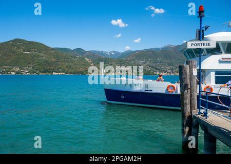 La barca 'Peler' sul Lago di Garda chiama a Portese per ritirare i passeggeri Foto Stock