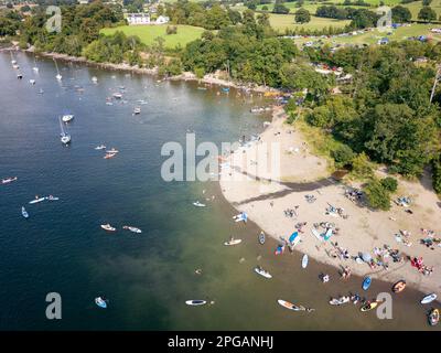 ULLSWATER, INGHILTERRA - 14 2022 AGOSTO: Grandi folle di turisti sulla spiaggia e sulla riva di Ullswater nel Lake District Inglese. Foto Stock