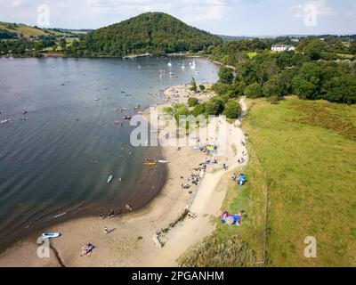 ULLSWATER, INGHILTERRA - 14 2022 AGOSTO: Grandi folle di turisti sulla spiaggia e sulla riva di Ullswater nel Lake District Inglese. Foto Stock