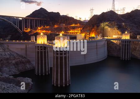 Primo piano della diga di Hoover. Diga di Hoover e lago Mead nell'area di Las Vegas. Grandi torri di aspirazione Comstock presso la diga di Hoover. Hoover Dam in serata con illuminazioni senza persone. Foto Stock