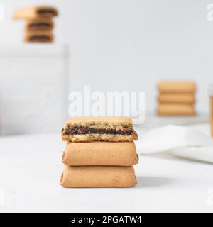 Biscotti con zucchero pieno di data, biscotti con zucchero alla vaniglia fatti in casa con un riempimento di data, biscotti della barra di data, biscotti fatti in casa del maamoul Foto Stock