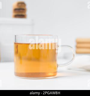 Tè in una tazza di vetro, tè nero appena preparato in una tazza di vetro alla moda Foto Stock