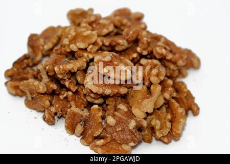 La noce, un seme commestibile di qualsiasi albero del genere Juglans (famiglia Juglandaceae), usato come snack e nei dolci e dolci specialmente nel Ramadan mon Foto Stock