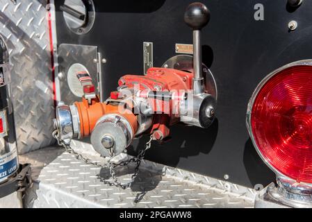 Vista ravvicinata dell'autocarro antincendio posteriore con grandi valvole di controllo dell'acqua e leva per il collegamento dei tubi flessibili a. Foto Stock