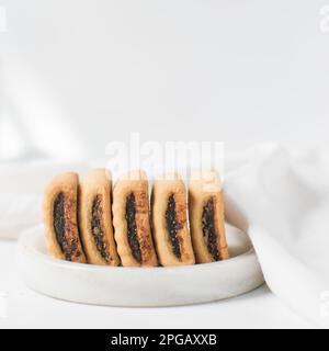 Biscotti con zucchero pieno di data, biscotti con zucchero alla vaniglia fatti in casa con un riempimento di data, biscotti della barra di data, biscotti fatti in casa del maamoul Foto Stock