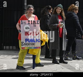 Los Angeles, Stati Uniti, , 21 marzo 2023, Il secondo distretto scolastico più grande della nazione si è fermato oggi come 30.000 operai di servizio -- Uniti in simpatia da circa 30.000 insegnanti hanno camminato fuori del lavoro per iniziare una domanda anticipata di tre giorni strike.in di salari più alti a Los Angeles il martedì 21 marzo 2023. I 30.000 lavoratori rappresentati dai dipendenti del Servizio International Union Local 99, compresi i lavoratori di caffetteria, autisti di autobus, custodi, assistenti speciali di istruzione e altri e sono stati Uniti dai circa 30.000 membri del potente sindacato degli insegnanti, United Teachers Los Angeles. Foto di Foto Stock