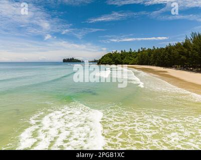 Spiaggia sabbiosa e acqua turchese nei tropici. Sabah, Borneo, Malesia. Foto Stock