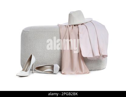 Elegante vestito da donna con ottomana isolato sul bianco Foto Stock