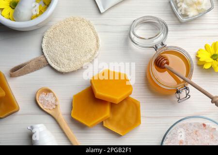 Composizione di posa piatta con cera d'api su tavolo di legno bianco Foto Stock