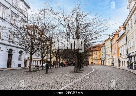 Praga, Repubblica Ceca - 23 Febbraio 2023: Piazza Na Kampe si trova alla base del Ponte Carlo sul lato del castello del fiume a Kampa Isla Foto Stock