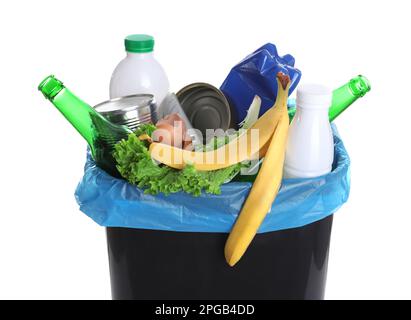 Cestino pieno di rifiuti su sfondo bianco, primo piano. Riciclaggio rifiuti Foto Stock