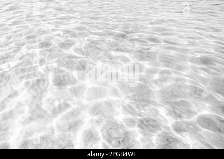 Vista sull'acqua dell'oceano con increspature e fiocchi Foto Stock