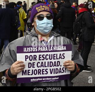 Los Angeles, Stati Uniti, , 21 marzo 2023, Il secondo distretto scolastico più grande della nazione si è fermato oggi come 30.000 operai di servizio -- Uniti in simpatia da circa 30.000 insegnanti hanno camminato fuori del lavoro per iniziare una domanda anticipata di tre giorni strike.in di salari più alti a Los Angeles il martedì 21 marzo 2023. I 30.000 lavoratori rappresentati dai dipendenti del Servizio International Union Local 99, compresi i lavoratori di caffetteria, autisti di autobus, custodi, assistenti speciali di istruzione e altri e sono stati Uniti dai circa 30.000 membri del potente sindacato degli insegnanti, United Teachers Los Angeles. Foto di Foto Stock