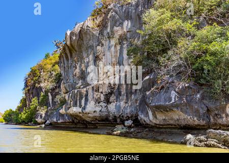 Formazioni rocciose, gita in barca sul Fiume Khao Daeng, Parco Nazionale di Khao Sam Roi Yot, Provincia di Prachuap Khiri Khan, Thailandia Foto Stock