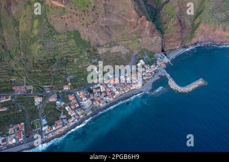Vista del villaggio dall'alto, vista aerea, costa e case, Paul do Mar, Madeira, Portogallo Foto Stock