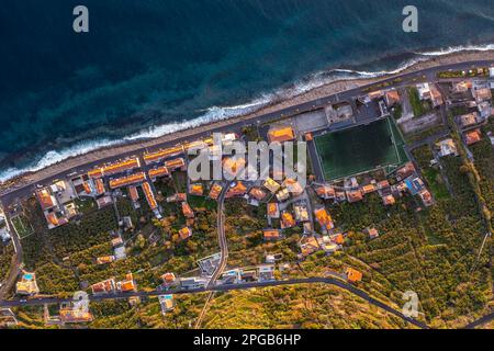 Vista del villaggio dall'alto, vista aerea, costa e case, Paul do Mar, Madeira, Portogallo Foto Stock