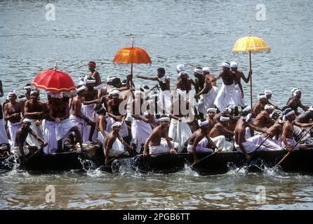 Cantanti di Vanji Pattu; festival di Aranmula Vallamkali; gara di Snake Boat, che si tiene sul fiume Pampa durante Onam ad Aranmula, Kerala, India Foto Stock