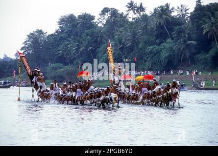 Aranmula Vallamkali festival o Snake Boat Race, che si tiene sul fiume Pampa durante il festival Onam ad Aranmula, Kerala, India, Asia Foto Stock