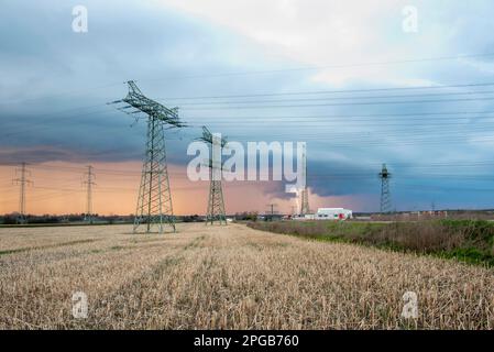 Cella di temporale con fulmini, piloni di potenza alla sottostazione Wolmirstedt, punto di partenza per il collegamento sud-est, Wolmirstedt, Sassonia-Anhalt, Germania Foto Stock