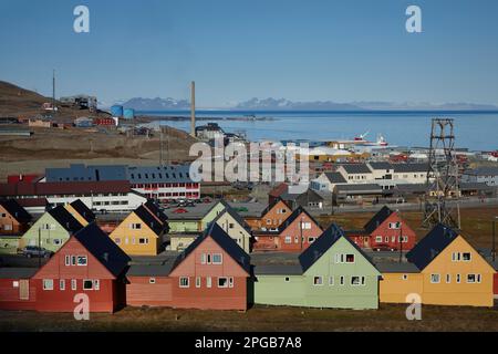 Vista della città con case colorate in legno, centrale elettrica a carbone e porto, Longyearbyen, Isfjord, Spitsbergen Foto Stock