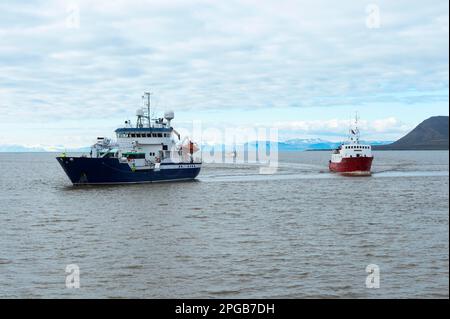 Schiffe im Hafen von Longyearbyen, Insel Spitzbergen, Arcipelago di Svalbard, Norwegen Foto Stock