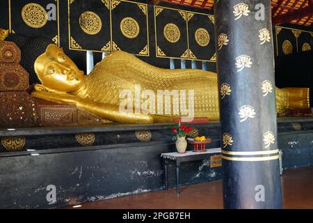 Buddha reclinato, Buddha riposante, Tempio di Chedi Luang, Chiang mai, Thailandia Foto Stock