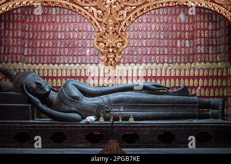 Buddha reclinato, Buddha riposante, ho Phra None, Cappella Rossa, IVA Xienthong, Luang Prabang, Laos Foto Stock