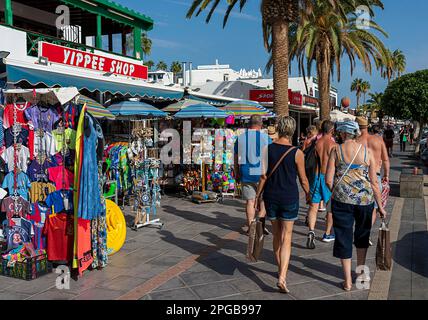 Negozi e ristoranti sul lungomare, Avenida de las Playas, Puerto del Carmen, Lanzarote, Isole Canarie, Spagna Foto Stock