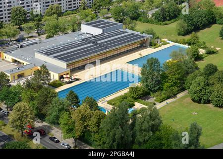 Kombibad, Lipschitzallee, Gropiusstadt, Neukoelln, Berlino, Germania Foto Stock