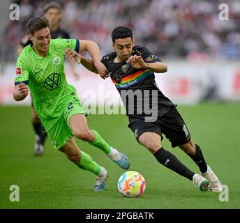 Uno su uno pescatore Kilian VfL Wolfsburg (2) vs Tiago Tomas VfB Stuttgart (10), Mercedes-Benz Arena, Stoccarda, Baden-Wuerttemberg, Germania Foto Stock