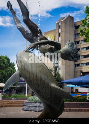 Wayne David scultura ragazza con il Dolphin vicino al Tower Bridge di Londra Foto Stock