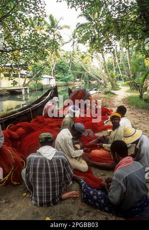 Preparazione delle reti per la pesca da parte dei pescatori di Kodungallur, Kerala, India, Asia Foto Stock