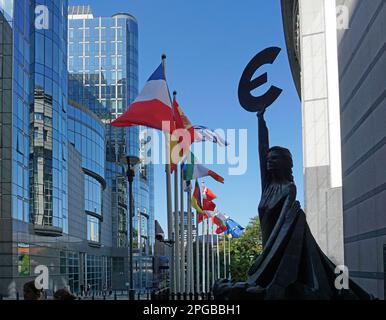 Statua dell'Europa con il simbolo dell'euro, bandiere degli stati membri dell'UE, Rue Wiertz, Parlamento europeo, Bruxelles, Belgio Foto Stock