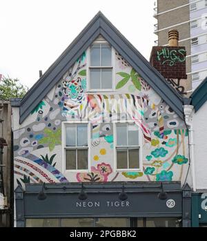 Tiger colorata, Street Art, Bristol, Inghilterra, Gran Bretagna Foto Stock