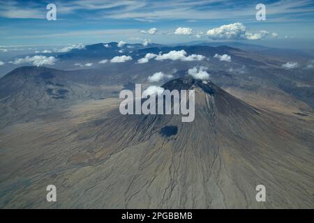 Vista aerea, vulcano OL Doinyo Lengai, paesaggio vulcanico, vista dall'alto, Tanzania, Africa orientale Foto Stock