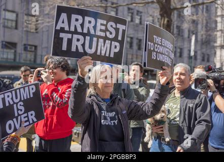 NEW YORK, N.Y. – 21 marzo 2023: Manifestanti e altri si riuniscono presso il Tribunale penale di Manhattan. Foto Stock