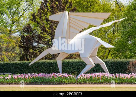 Scultura Massive Pegasus Metal origami, chiamata Hero's Horse, di Kevin Box presso l'Atlanta Botanical Garden a Midtown Atlanta, Georgia. (USA) Foto Stock