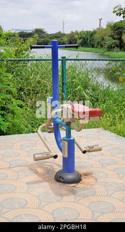 Bangalore, Karnataka, India-Settembre 18 2022: Attrezzature per esercizi nel lago di Agara per anziani. Ben mantenuto lago per passeggiate, relax Foto Stock