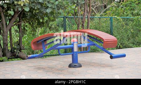 Bangalore, Karnataka, India-Settembre 18 2022: Attrezzature per esercizi nel lago di Agara per anziani. Ben mantenuto lago per passeggiate, relax Foto Stock