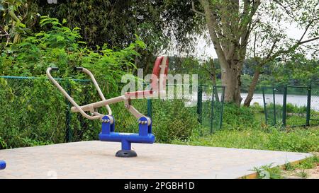 Bangalore, Karnataka, India-Settembre 18 2022: Attrezzature per esercizi nel lago di Agara per anziani. Ben mantenuto lago per passeggiate, relax Foto Stock